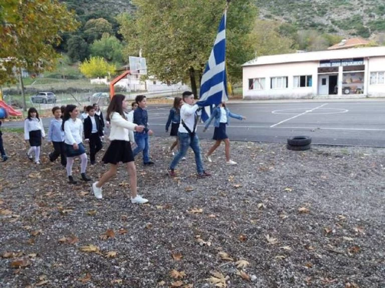 Μια «χούφτα» μαθητές σήκωσαν την Ελληνική σημαία στο Περδικάκι Αιτωλοακαρνανίας (εικόνες)